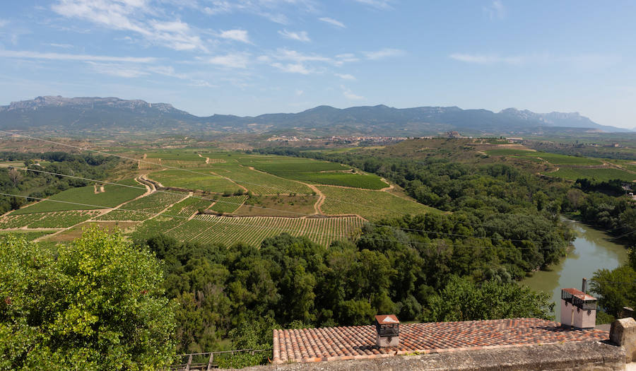 Tonos tierra cálidos, vaporosos y sensibles al paso del tiempo. Briones está en la lista de los pueblos más bellos de España. Disfruta de un paseo por tan bien merecido galardón.