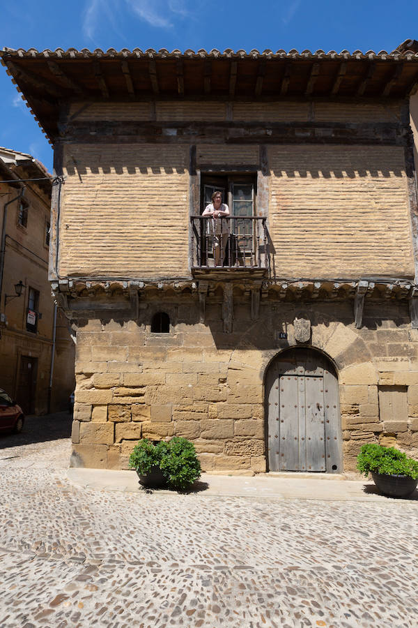 Tonos tierra cálidos, vaporosos y sensibles al paso del tiempo. Briones está en la lista de los pueblos más bellos de España. Disfruta de un paseo por tan bien merecido galardón.