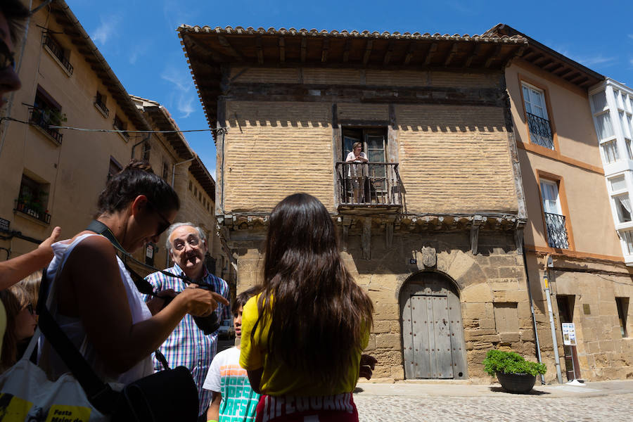 Tonos tierra cálidos, vaporosos y sensibles al paso del tiempo. Briones está en la lista de los pueblos más bellos de España. Disfruta de un paseo por tan bien merecido galardón.