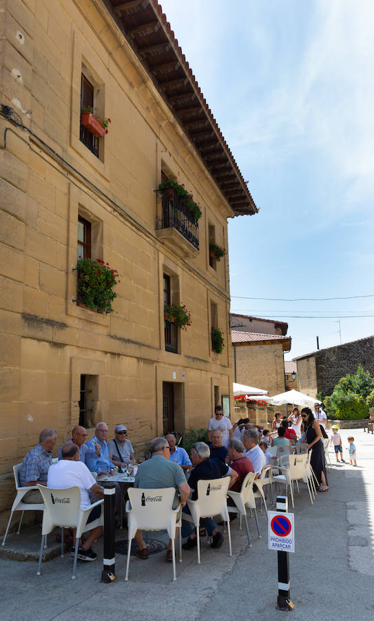 Lo mejor es darse un paseo por la localidad. Sajazarra destaca por su enorme belleza y su historia. Una delicia perderse por sus calles. 