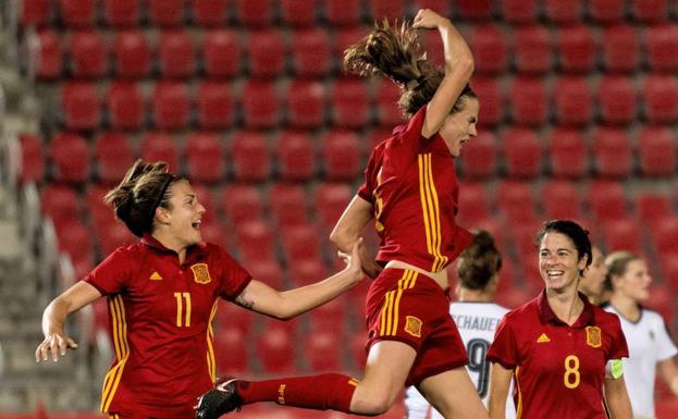 Irene Paredes celebra un tanto de la selección. 