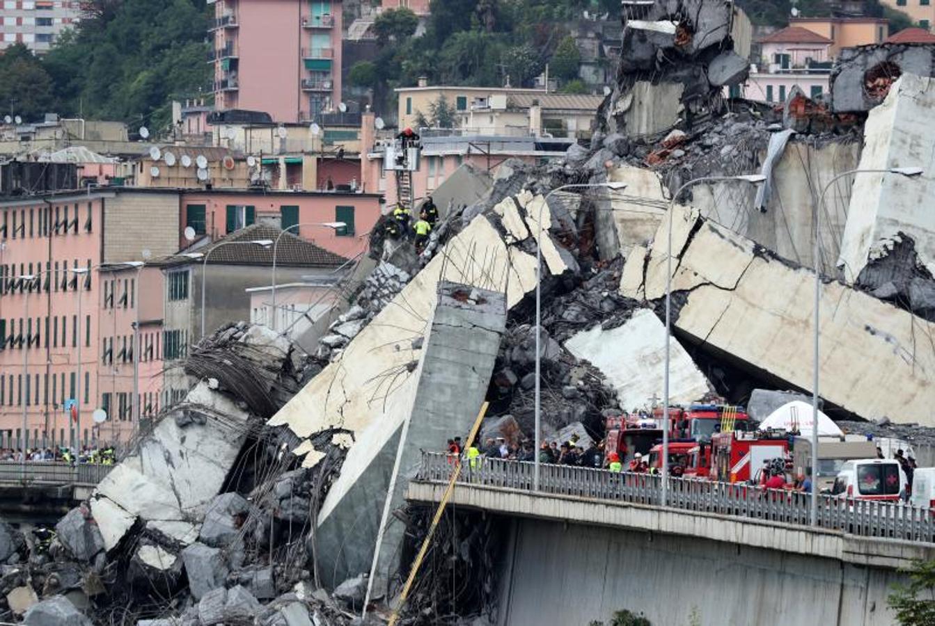 Numeros vehículos se han precipitado al vacío tras el derrumbe de la infraestructura