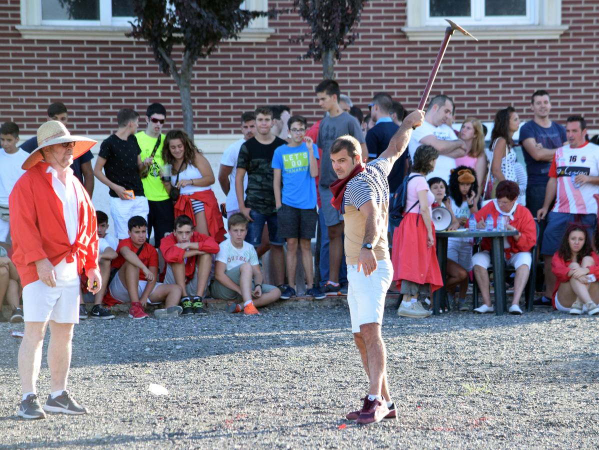 Las fiestas de la localidad comienzan con el tradicional concurso de lanzamiento de 'herramienta'