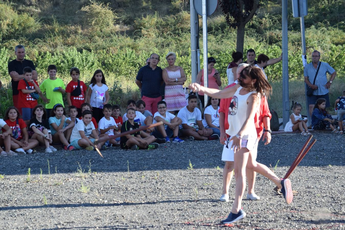 Las fiestas de la localidad comienzan con el tradicional concurso de lanzamiento de 'herramienta'