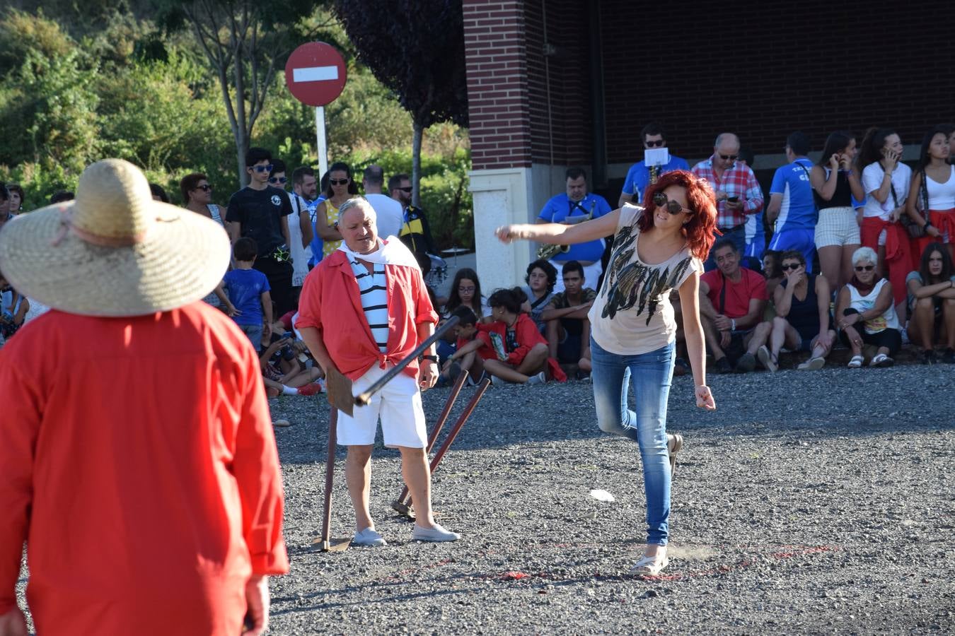 Las fiestas de la localidad comienzan con el tradicional concurso de lanzamiento de 'herramienta'