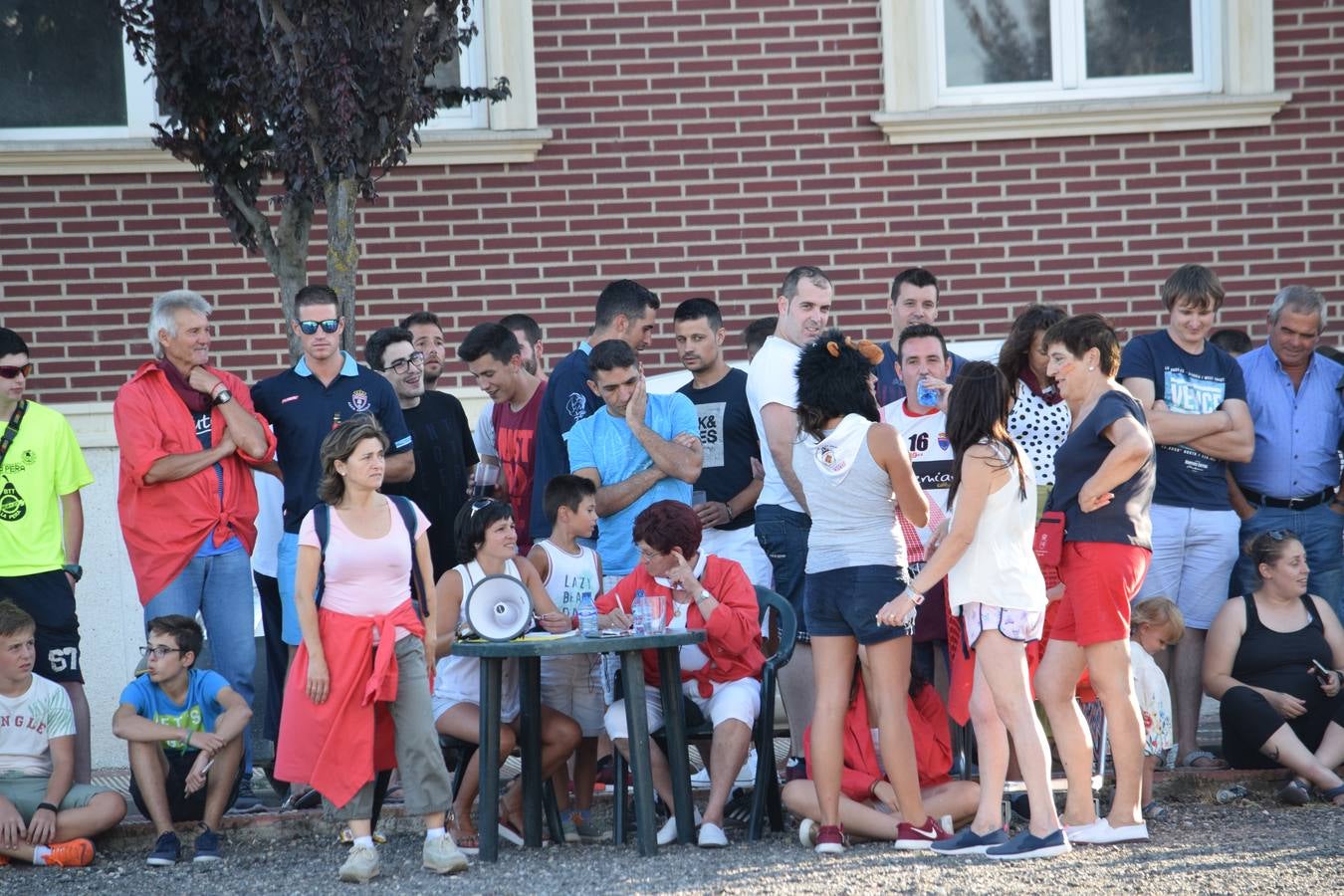 Las fiestas de la localidad comienzan con el tradicional concurso de lanzamiento de 'herramienta'