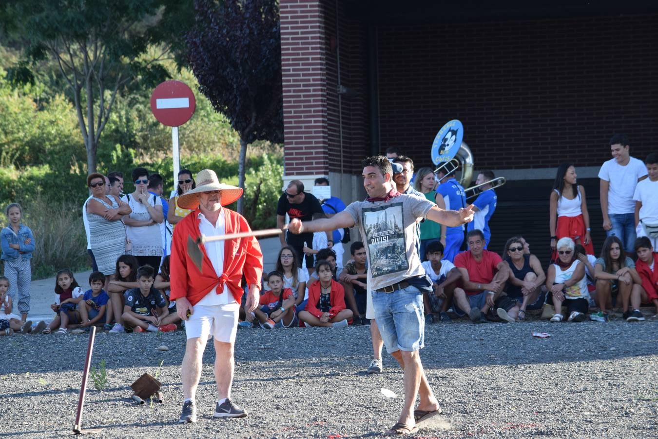 Las fiestas de la localidad comienzan con el tradicional concurso de lanzamiento de 'herramienta'