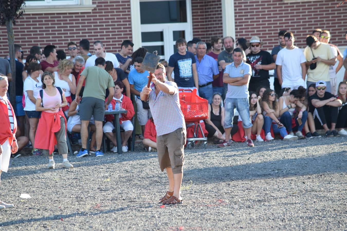 Las fiestas de la localidad comienzan con el tradicional concurso de lanzamiento de 'herramienta'