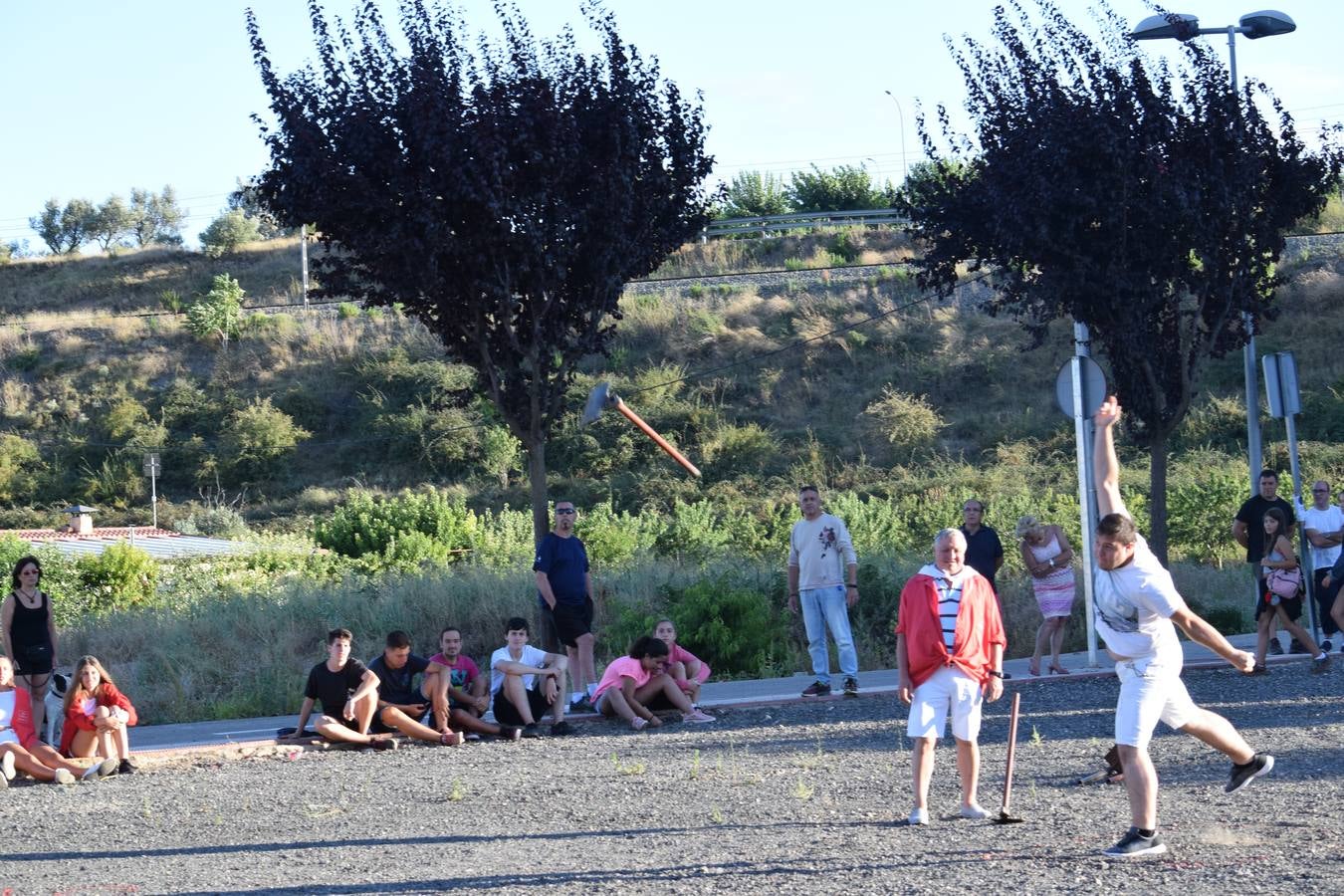 Las fiestas de la localidad comienzan con el tradicional concurso de lanzamiento de 'herramienta'