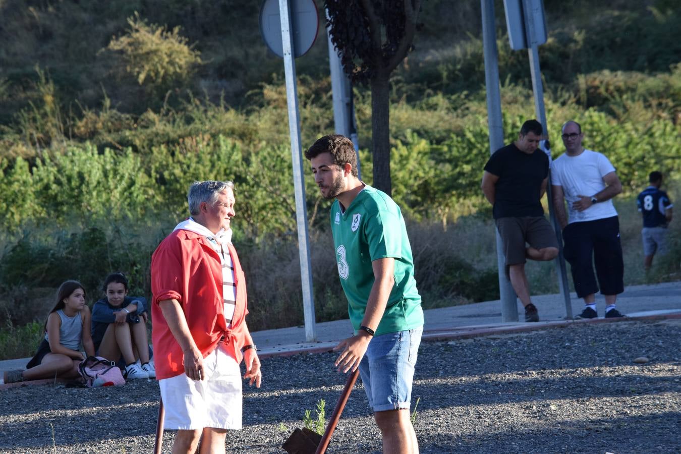 Las fiestas de la localidad comienzan con el tradicional concurso de lanzamiento de 'herramienta'