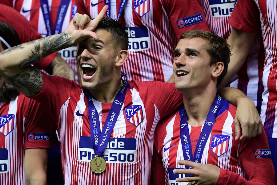 El equipo rojiblanco se proclamó campeón de la Supercopa de Europa y celebró el título delante de su afición en el césped de Tallin