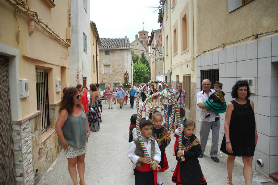 Gigantes y cabezudos, pelota a mano, toro de fuego, y verbena fueron algunos de los actos que marcaron el programa de fiestas de Alcanadre los pasados días