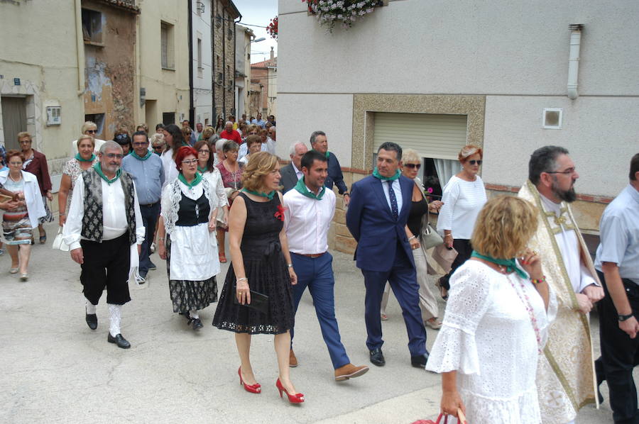 Gigantes y cabezudos, pelota a mano, toro de fuego, y verbena fueron algunos de los actos que marcaron el programa de fiestas de Alcanadre los pasados días