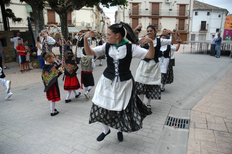 Gigantes y cabezudos, pelota a mano, toro de fuego, y verbena fueron algunos de los actos que marcaron el programa de fiestas de Alcanadre los pasados días