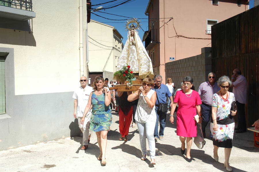 Gigantes y cabezudos, pelota a mano, toro de fuego, y verbena fueron algunos de los actos que marcaron el programa de fiestas de Alcanadre los pasados días