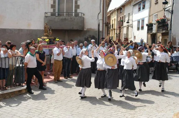  Galilea. El grupo de danzas local Octaviolea actuó ante San Roque durante el recorrido de ayer. 