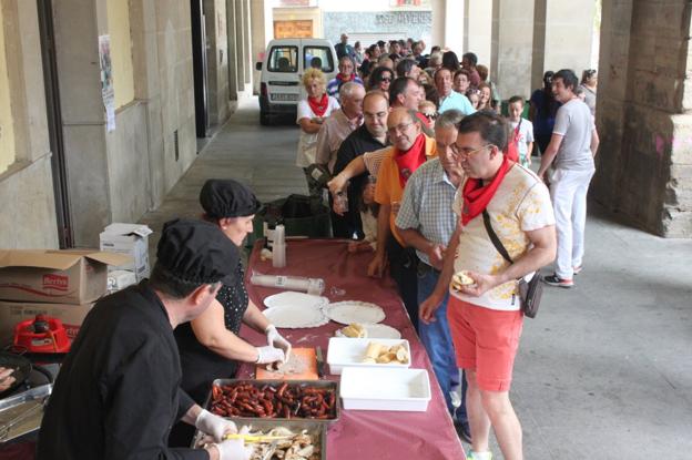 Con sabor. Cientos de personas dieron respuesta a la degustación de chistorra y panceta ofrecida en los portales de la plaza.