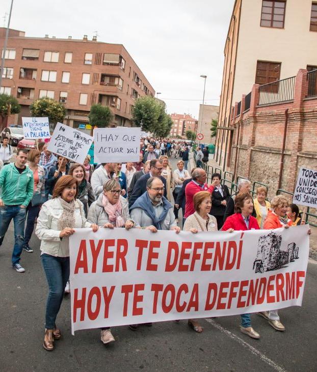 La manifestación rodeó el casco histórico de la ciudad. :: albo