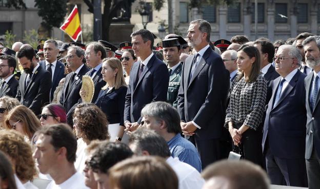 Los Reyes y el resto de autoridades del Estado asisten al acto de homenaje detrás de familiares de las víctimas. :: Andreu DALMAU / afp