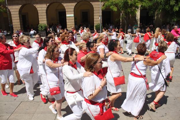 Las ganas de diversión de las alfareñas en su día de fiestas contagiaron el ambiente desde la mañana en la plaza de España, con un multitudinario baile de la conga.