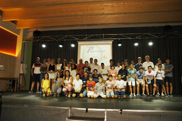 Foto de familia de los deportistas galardonados ayer en Aldeanueva de Ebro. 