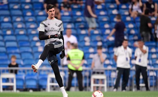 Courtois durante el entrenamiento previo en el Santiago Bernabéu