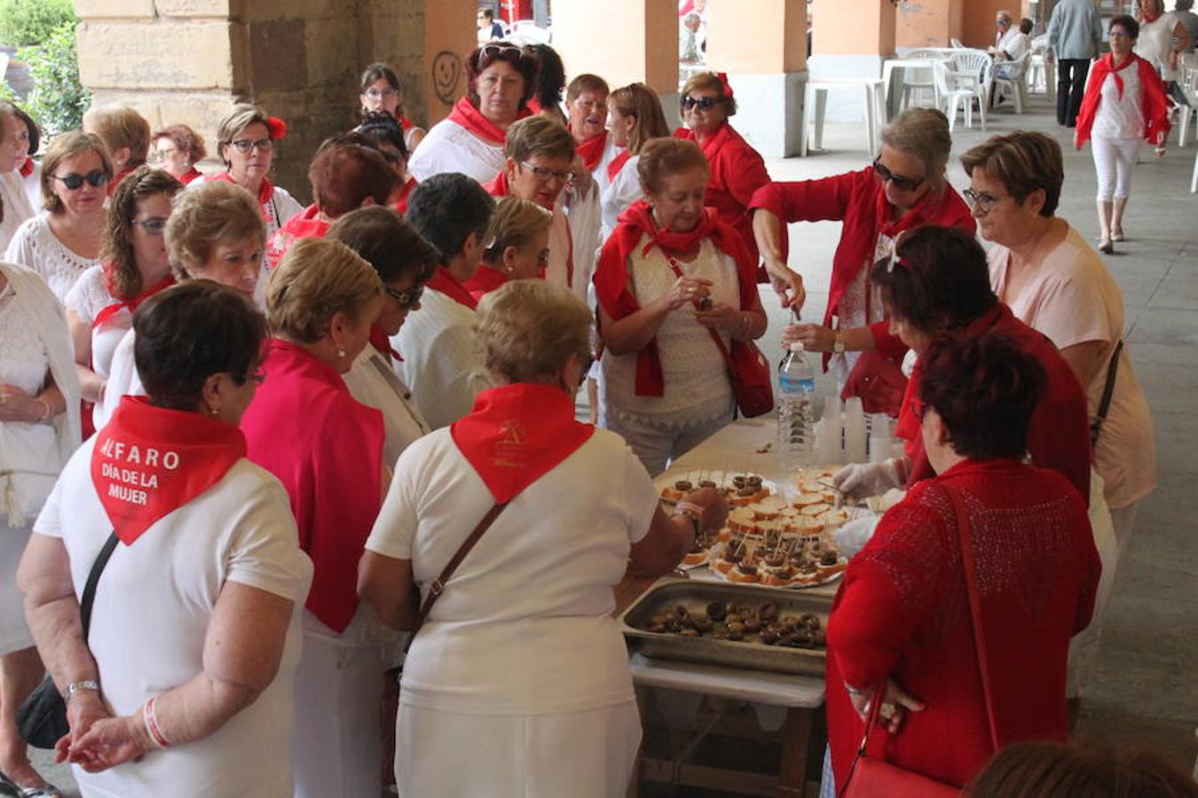 Un centenar de alfareñas participó en la comida y en los actos organizados para el día de la mujer de las fiestas