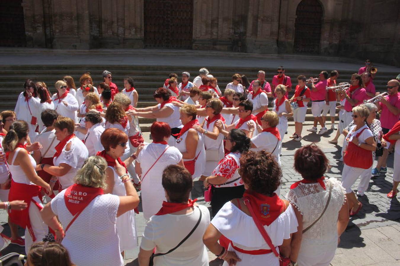 Un centenar de alfareñas participó en la comida y en los actos organizados para el día de la mujer de las fiestas