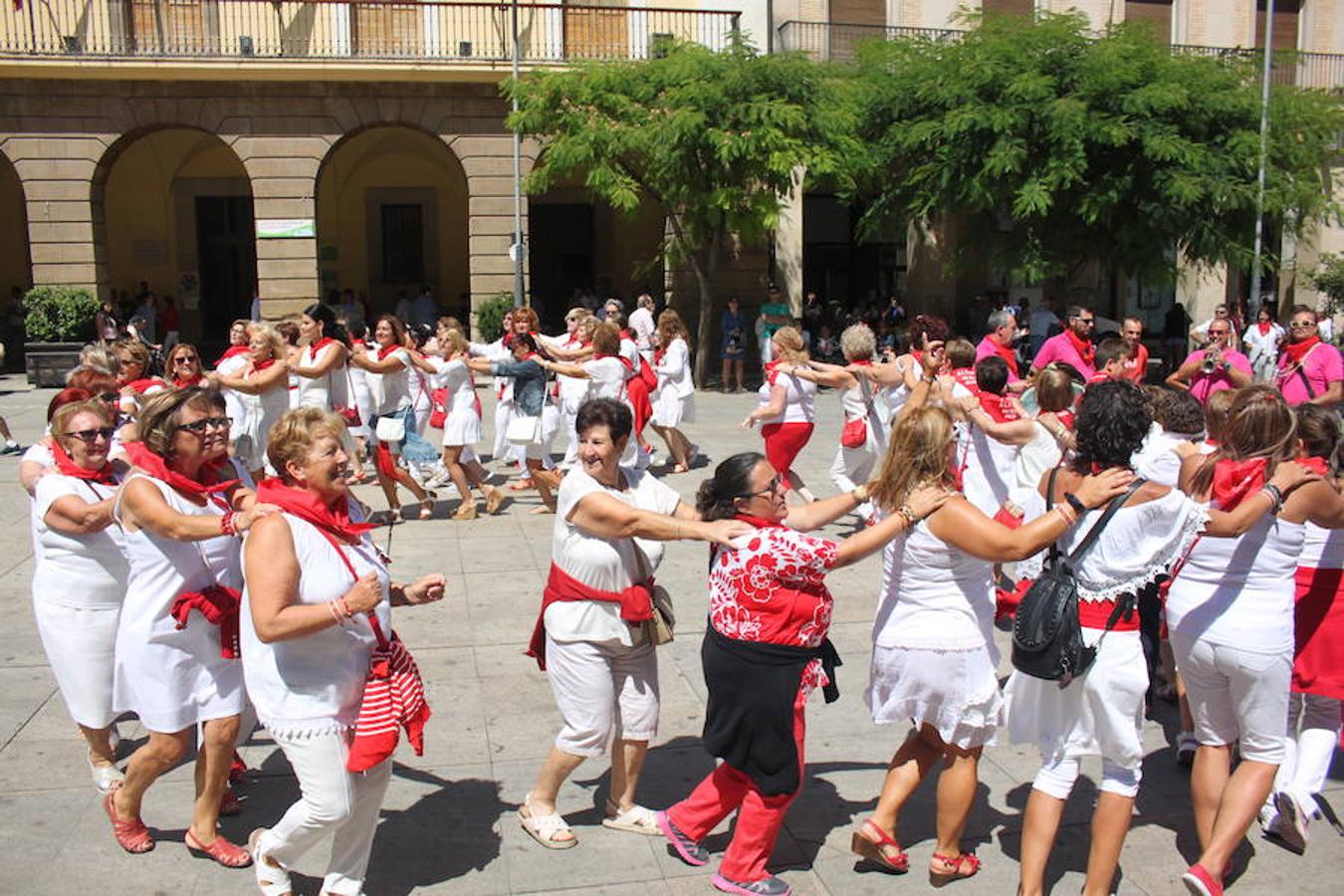 Un centenar de alfareñas participó en la comida y en los actos organizados para el día de la mujer de las fiestas