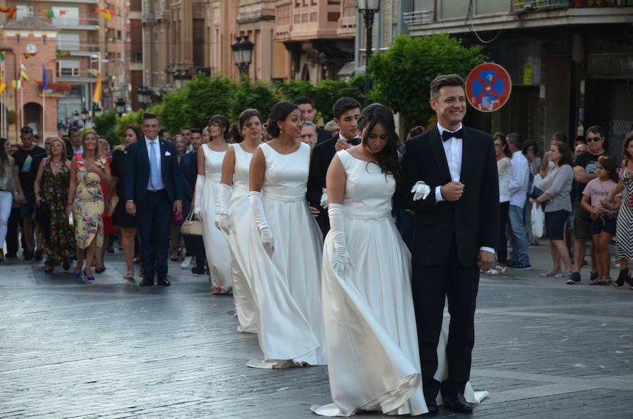 Sara Fernández, proclamada reina de las fiestas, es la primera socia de la peña del blusón rosa que consigue el título