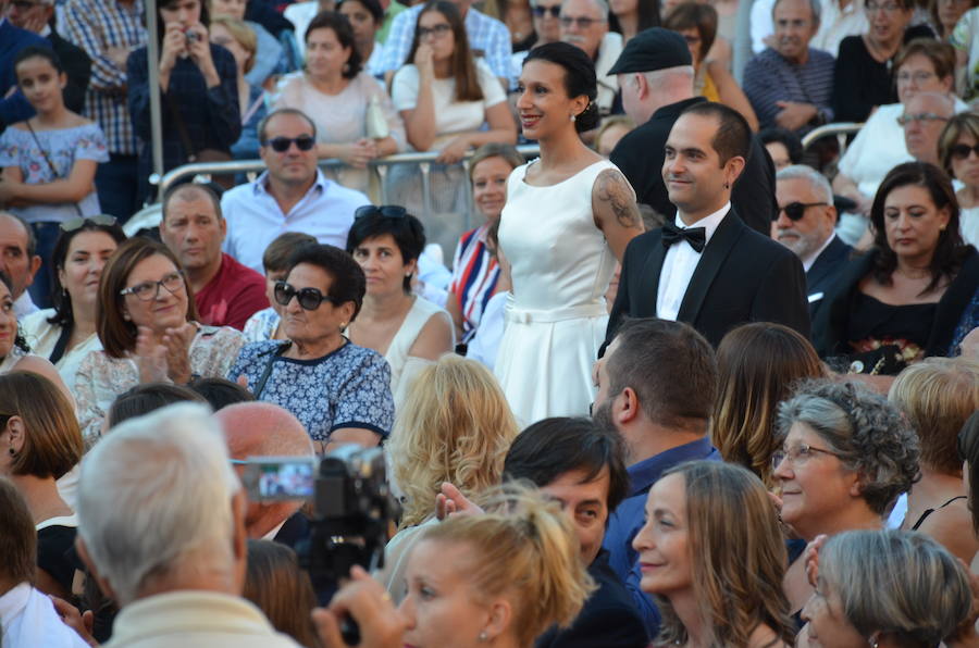 Sara Fernández, proclamada reina de las fiestas, es la primera socia de la peña del blusón rosa que consigue el título