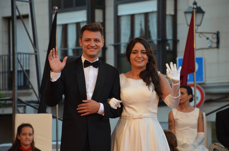 Sara Fernández, proclamada reina de las fiestas, es la primera socia de la peña del blusón rosa que consigue el título