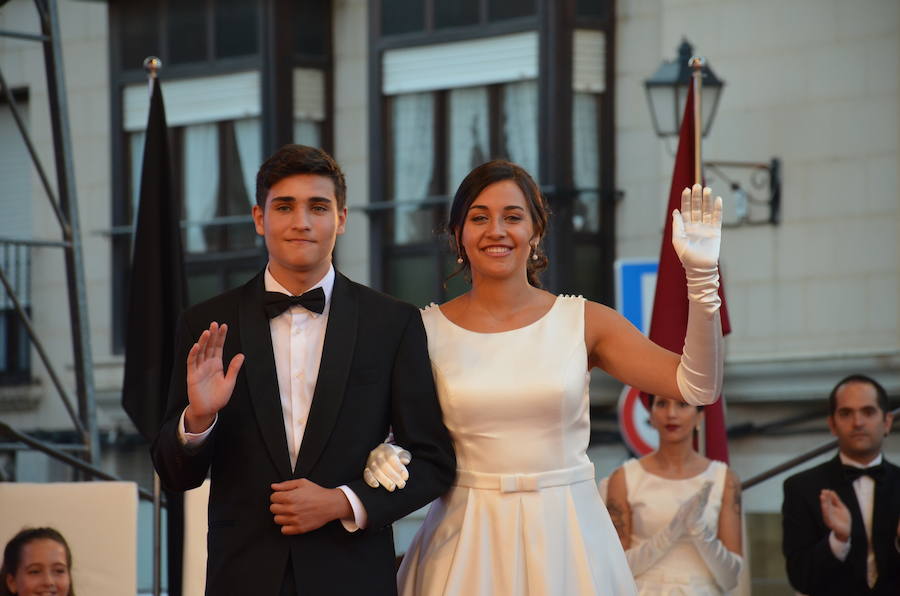 Sara Fernández, proclamada reina de las fiestas, es la primera socia de la peña del blusón rosa que consigue el título