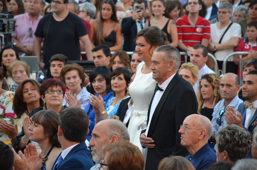 Sara Fernández, proclamada reina de las fiestas, es la primera socia de la peña del blusón rosa que consigue el título