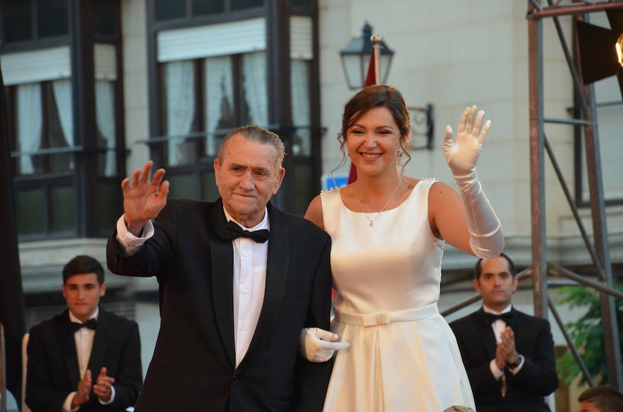 Sara Fernández, proclamada reina de las fiestas, es la primera socia de la peña del blusón rosa que consigue el título