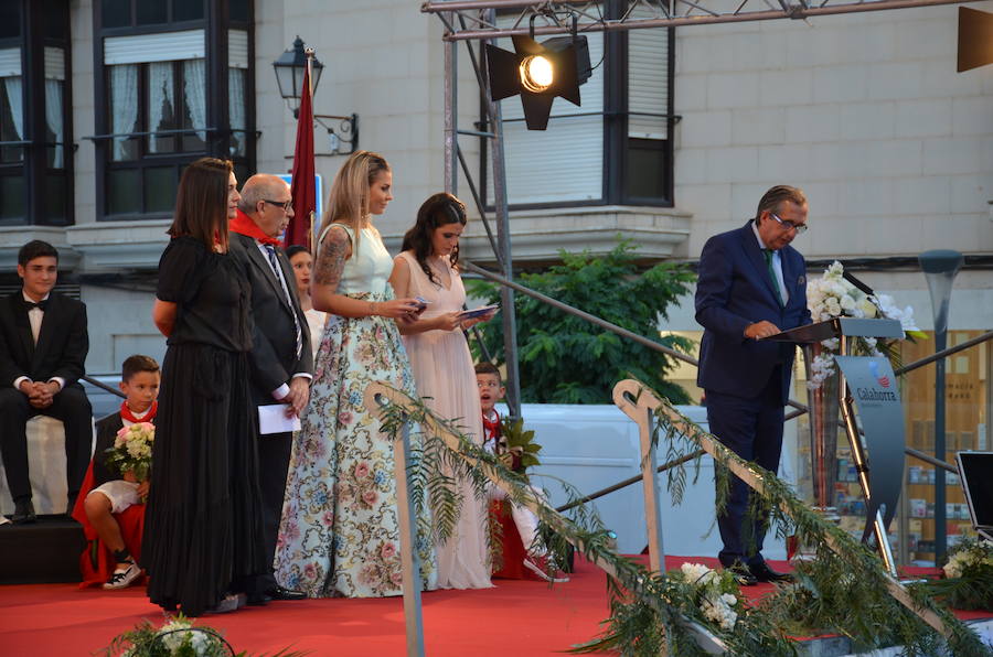 Sara Fernández, proclamada reina de las fiestas, es la primera socia de la peña del blusón rosa que consigue el título