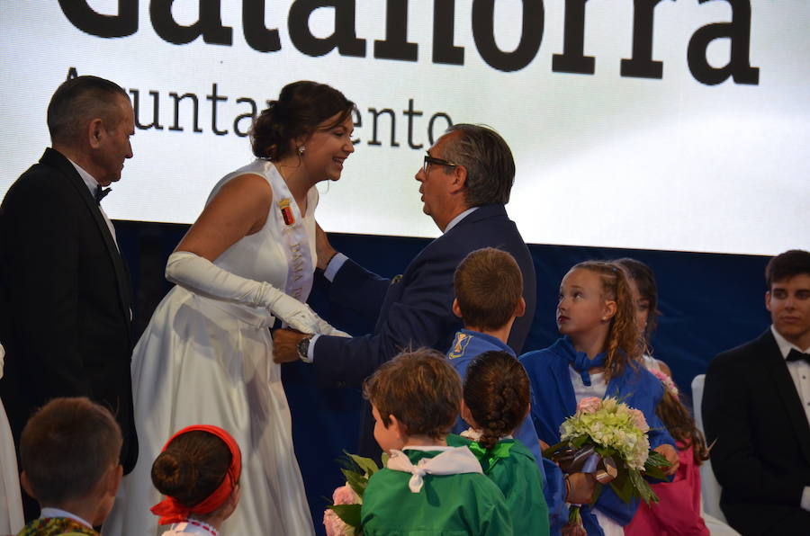 Sara Fernández, proclamada reina de las fiestas, es la primera socia de la peña del blusón rosa que consigue el título