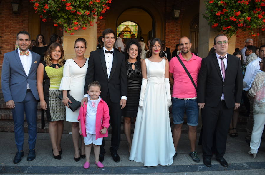 Sara Fernández, proclamada reina de las fiestas, es la primera socia de la peña del blusón rosa que consigue el título