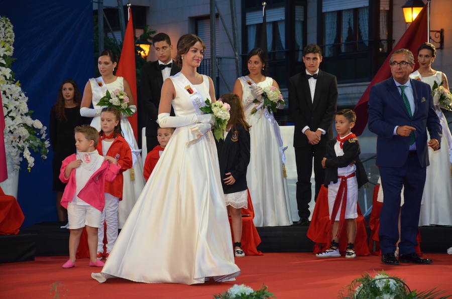 Sara Fernández, proclamada reina de las fiestas, es la primera socia de la peña del blusón rosa que consigue el título