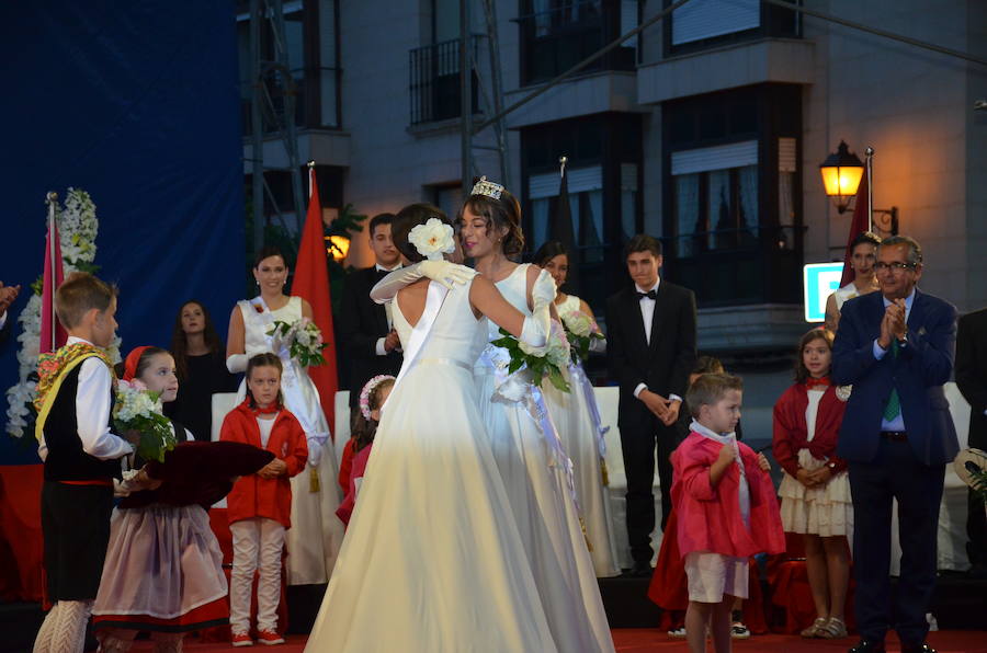 Sara Fernández, proclamada reina de las fiestas, es la primera socia de la peña del blusón rosa que consigue el título