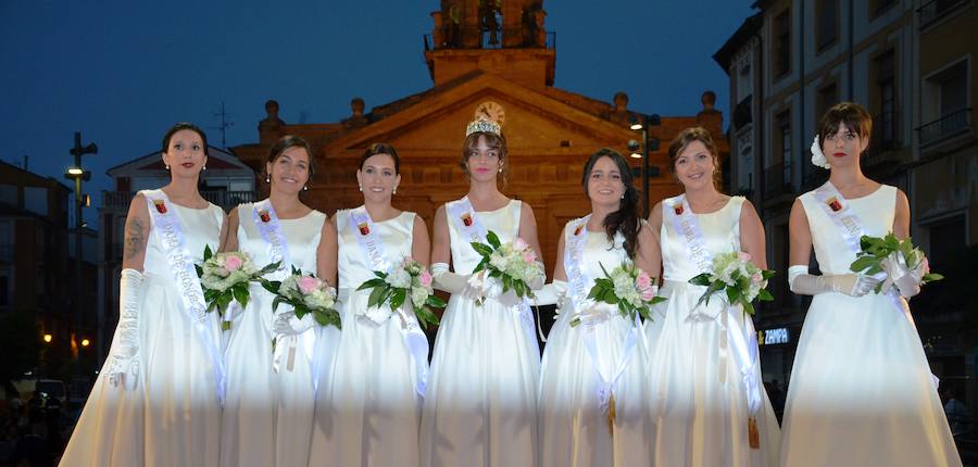 Sara Fernández, proclamada reina de las fiestas, es la primera socia de la peña del blusón rosa que consigue el título