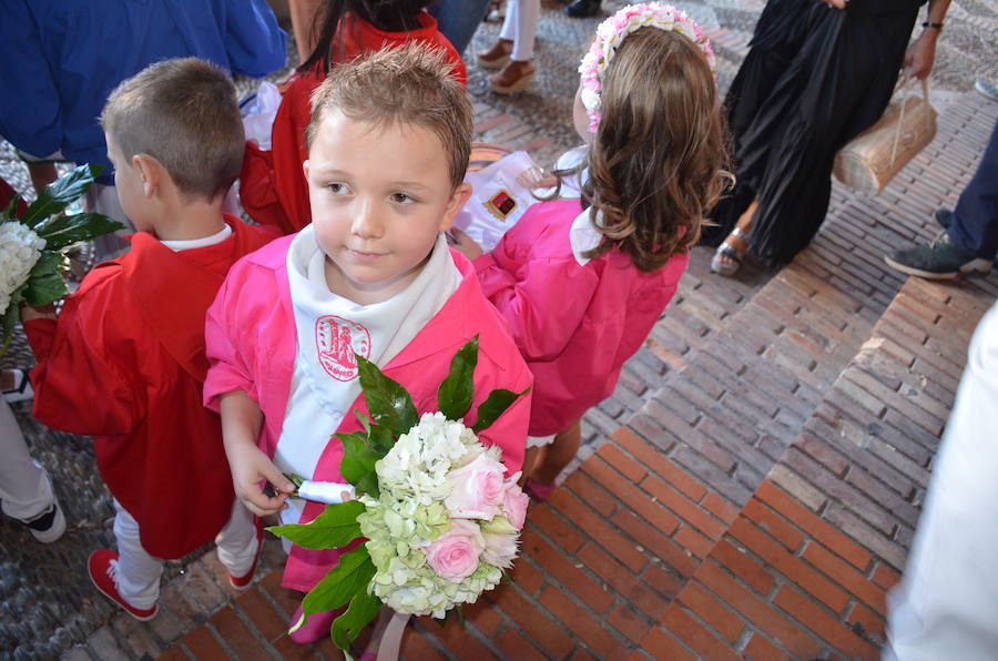 Sara Fernández, proclamada reina de las fiestas, es la primera socia de la peña del blusón rosa que consigue el título