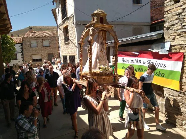 Procesión de la Virgen de Atisca, ayer en Navajún.