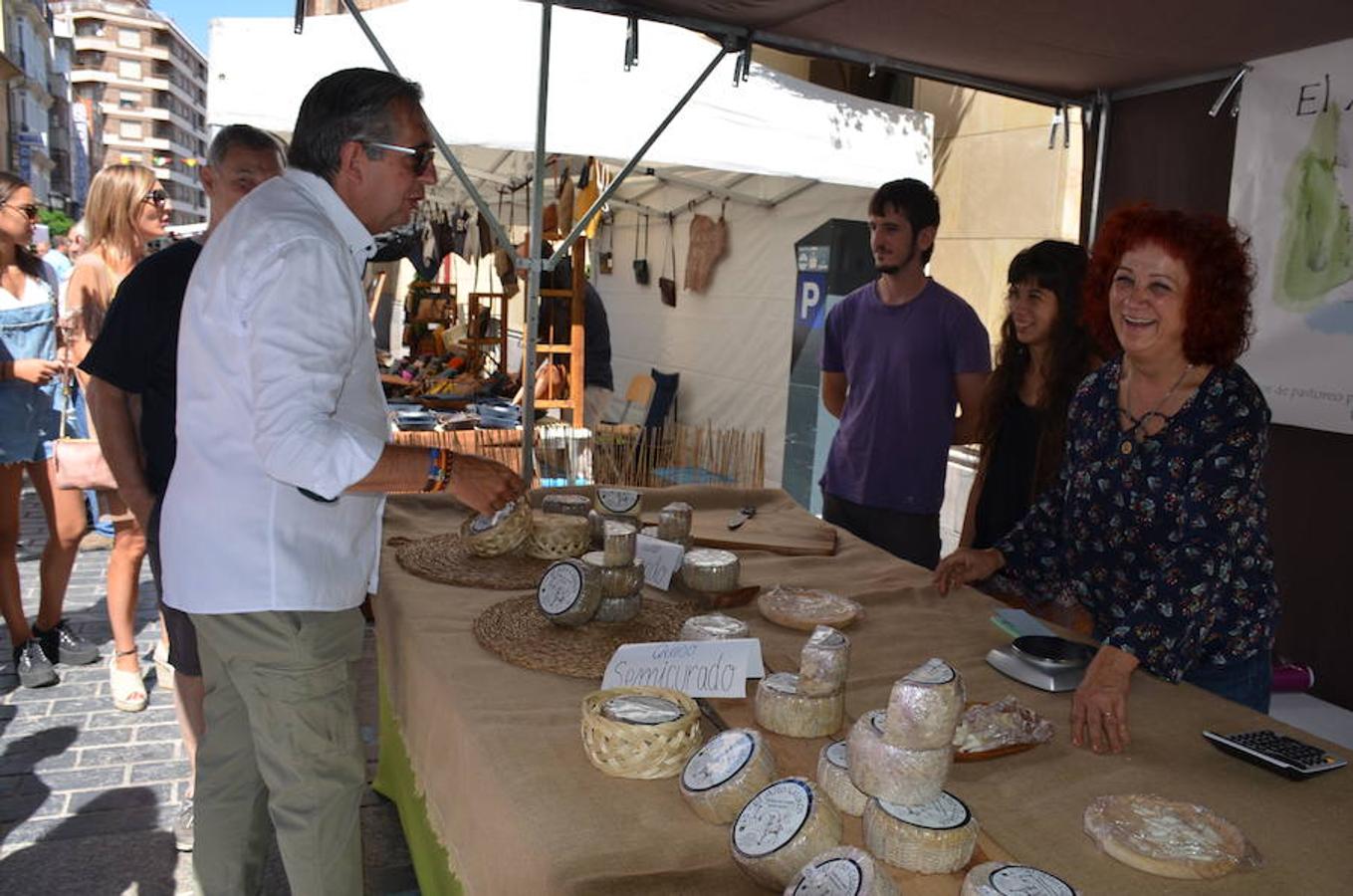 La peña calagurritana celebró su feria de artesanos con una treintena de puestos 