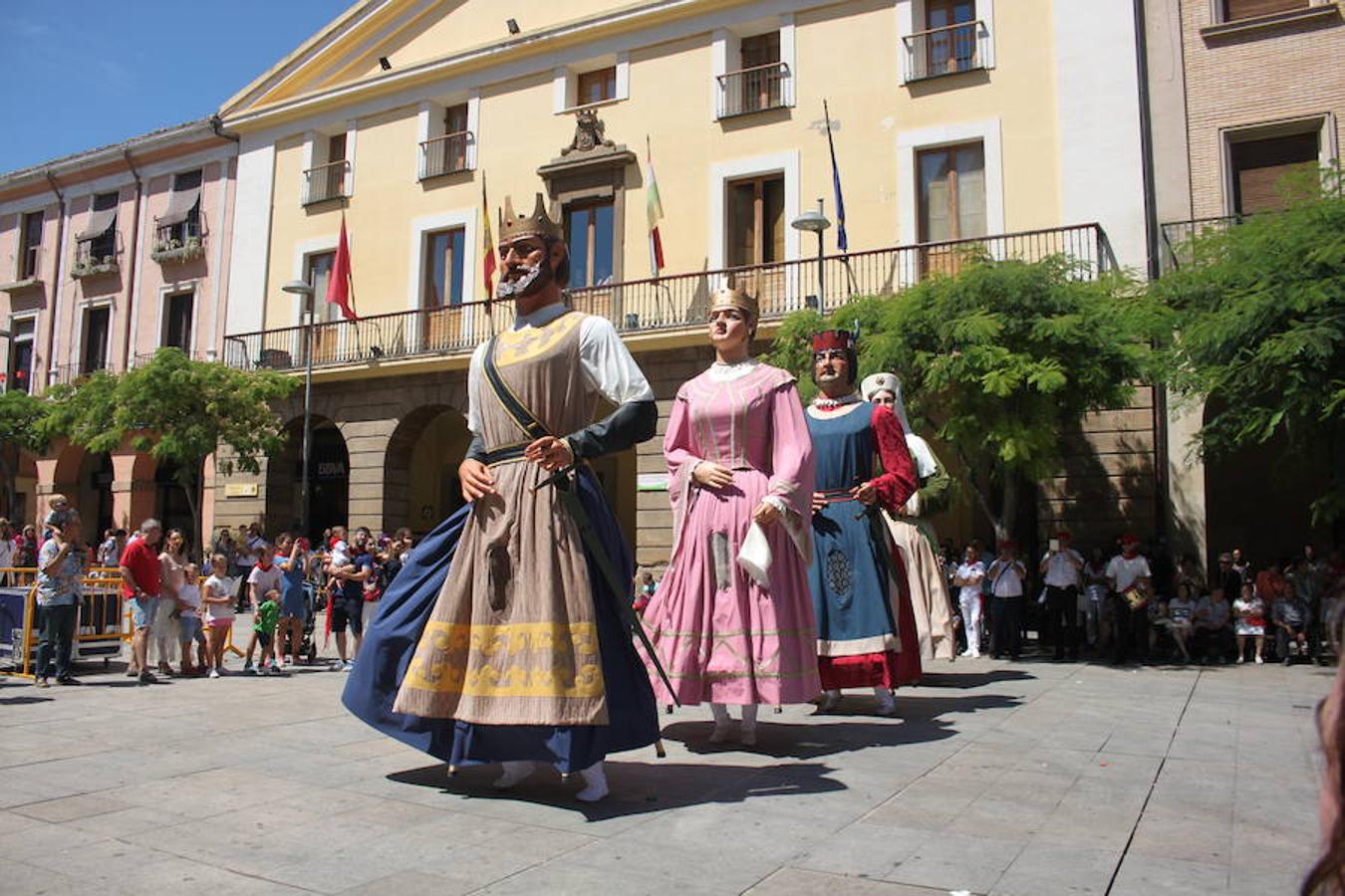 Unos 600 jóvenes compartieron la comida popular y fiesta pinchadiscos en el penúltimo día de fiestas de Alfaro