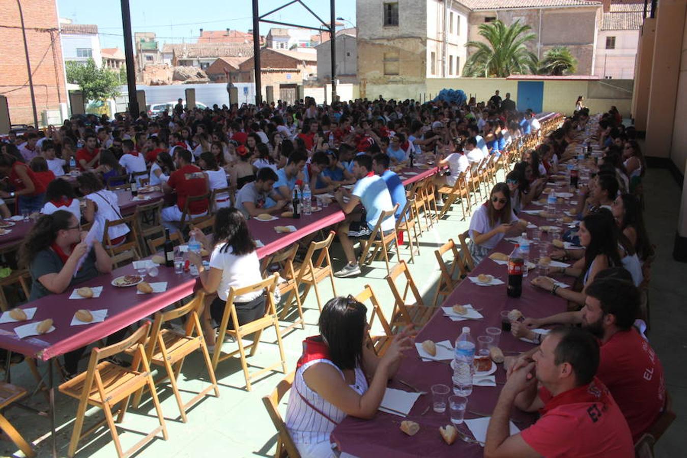 Unos 600 jóvenes compartieron la comida popular y fiesta pinchadiscos en el penúltimo día de fiestas de Alfaro