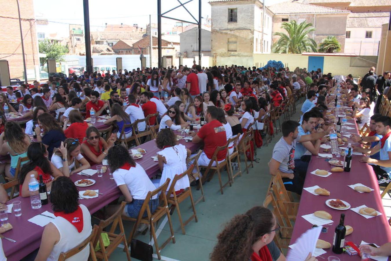 Unos 600 jóvenes compartieron la comida popular y fiesta pinchadiscos en el penúltimo día de fiestas de Alfaro