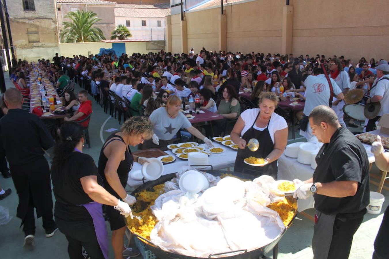 Unos 600 jóvenes compartieron la comida popular y fiesta pinchadiscos en el penúltimo día de fiestas de Alfaro