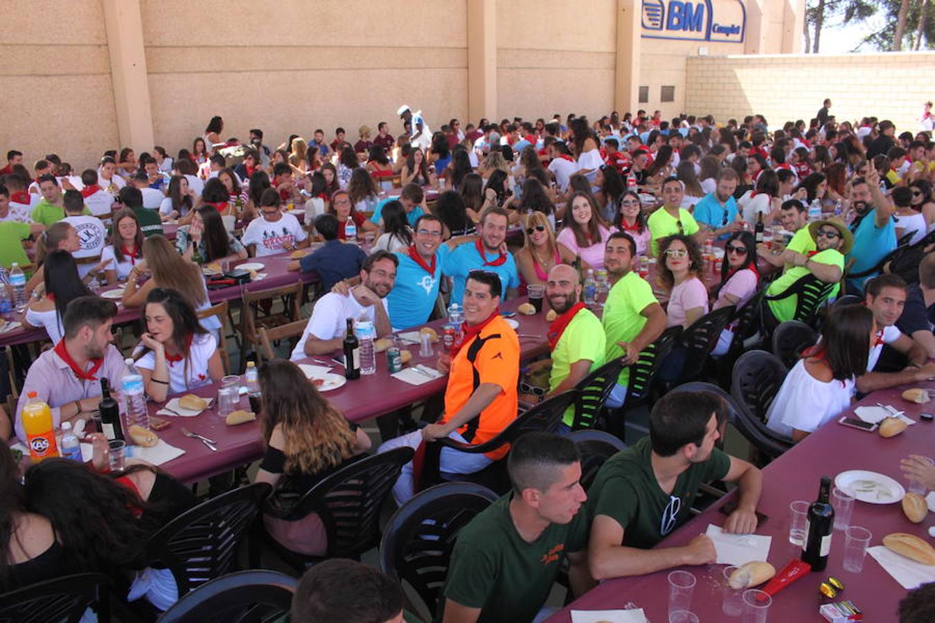 Unos 600 jóvenes compartieron la comida popular y fiesta pinchadiscos en el penúltimo día de fiestas de Alfaro