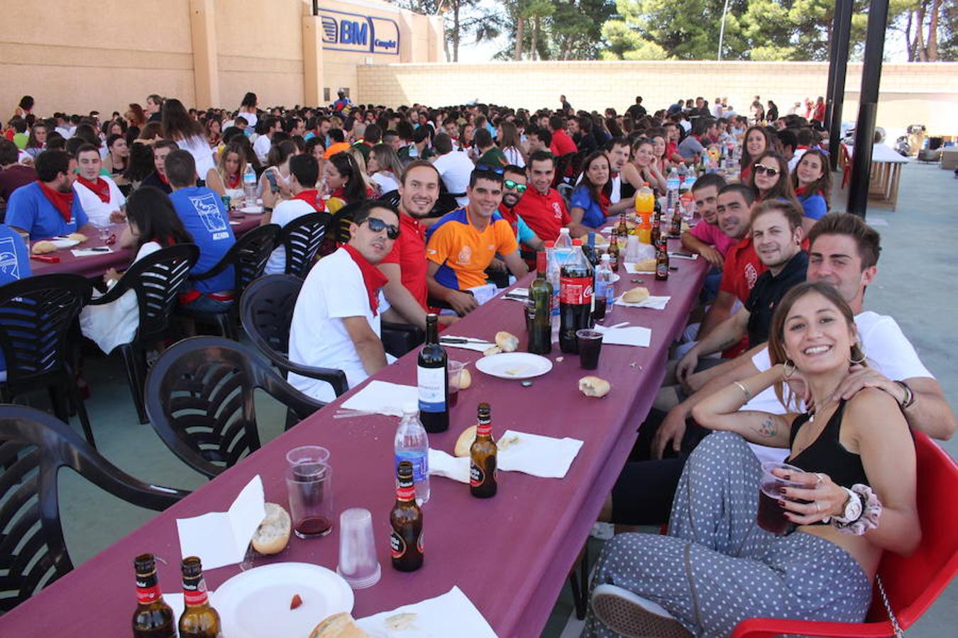 Unos 600 jóvenes compartieron la comida popular y fiesta pinchadiscos en el penúltimo día de fiestas de Alfaro